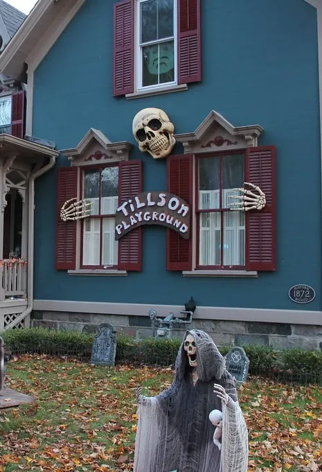 most creepy halloween decoration front yard 