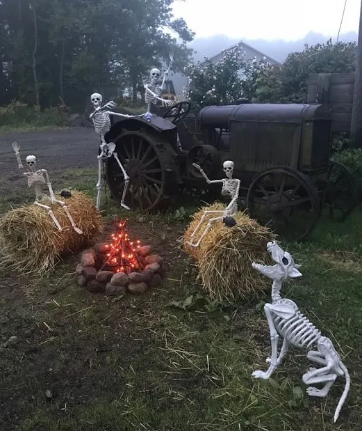 most creepy halloween decoration front yard 15